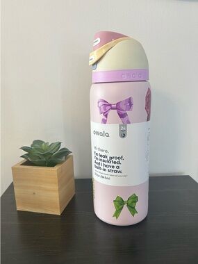 Owala 32oz Special Edition Girlhood Bows Urban Outfitters Free Sip Water Bottle
